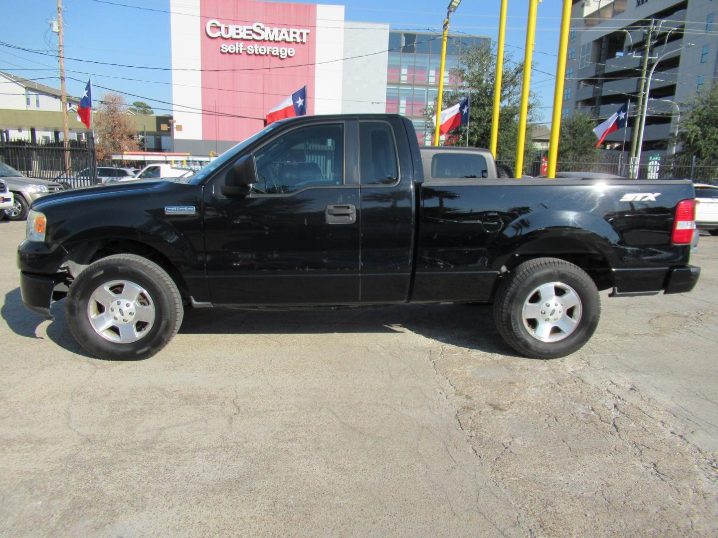 2006 Black /Gray Ford F-150 STX 2WD (1FTRF12246N) with an 4.2L V6 OHV 12V engine, Automatic transmission, located at 1511 North Shepherd Dr., Houston, TX, 77008, (281) 657-1221, 29.798361, -95.412560 - 2006 Ford F-150 XL VIN: 1FTRF12246NA42631 Vehicle Details Pickup 4.2L V6 F Gasoline Rear wheel drive Roll up windows manual locks so no worries- Photo#8