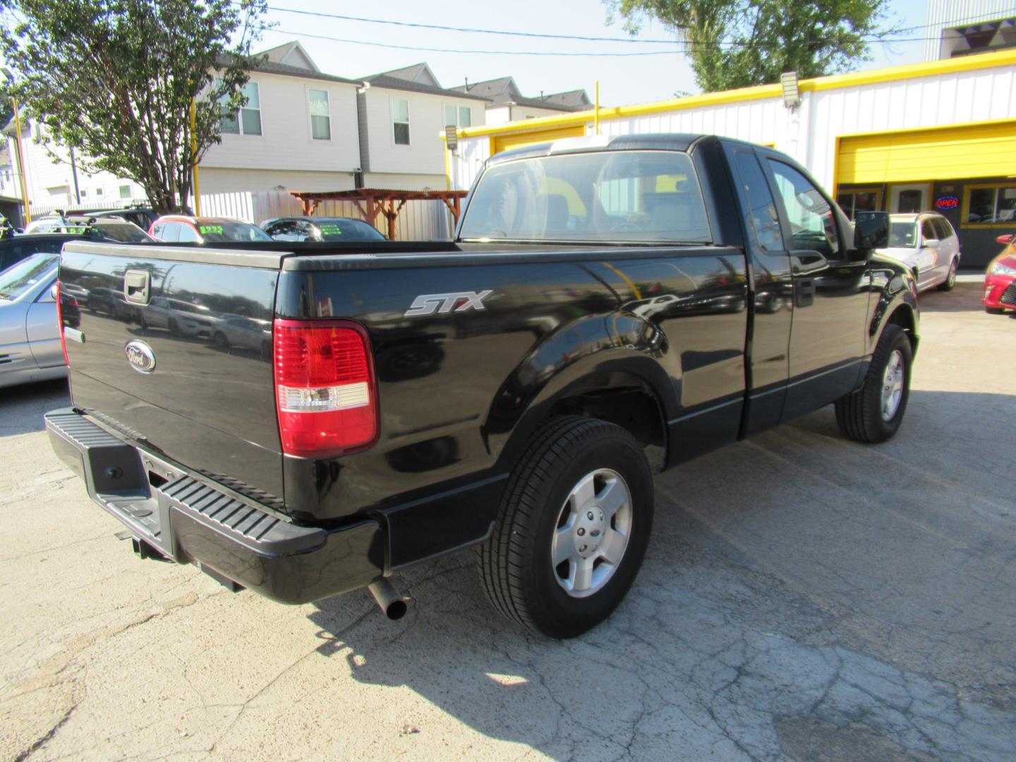 2006 Black /Gray Ford F-150 STX 2WD (1FTRF12246N) with an 4.2L V6 OHV 12V engine, Automatic transmission, located at 1511 North Shepherd Dr., Houston, TX, 77008, (281) 657-1221, 29.798361, -95.412560 - 2006 Ford F-150 XL VIN: 1FTRF12246NA42631 Vehicle Details Pickup 4.2L V6 F Gasoline Rear wheel drive Roll up windows manual locks so no worries- Photo#11