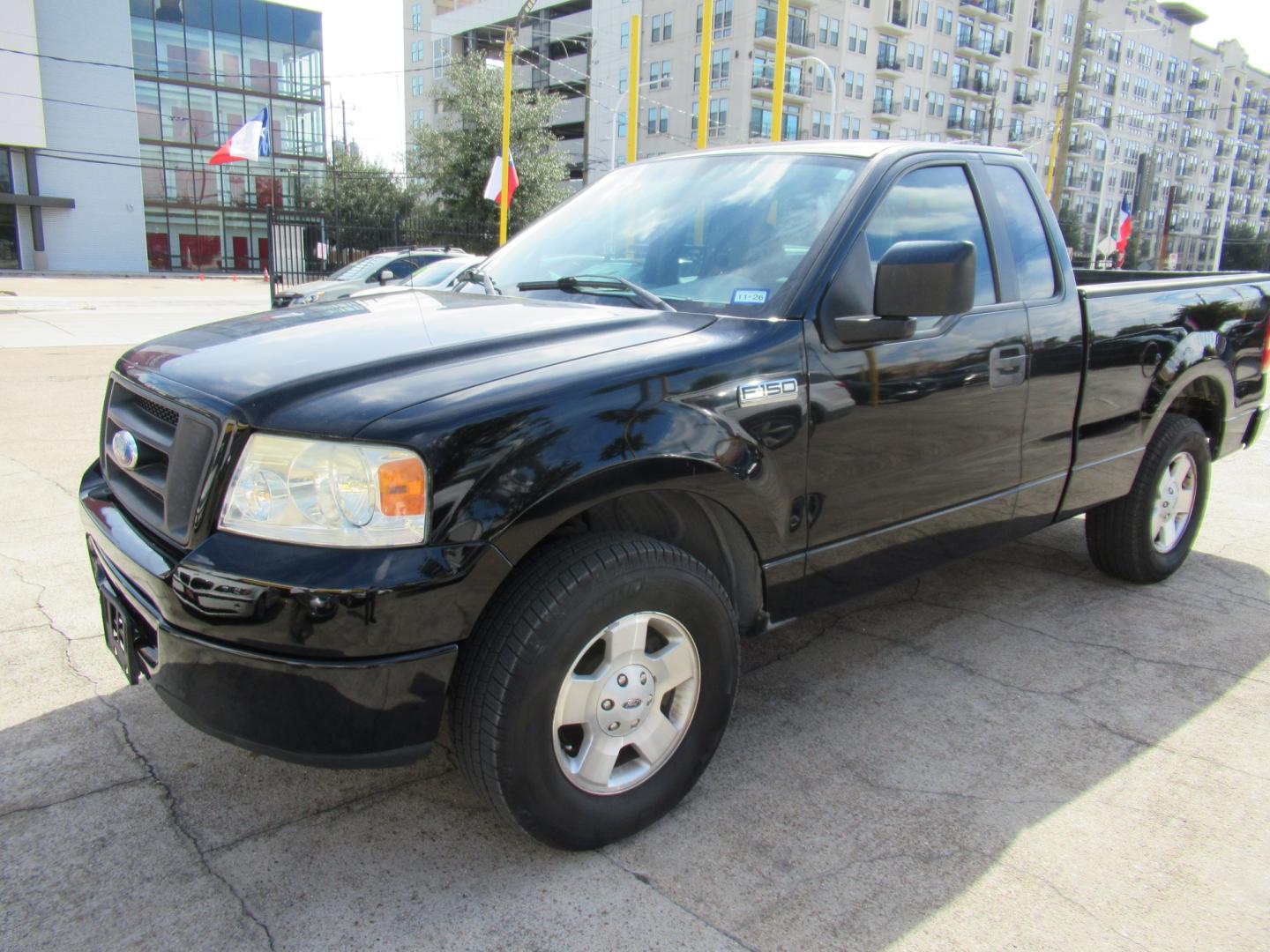 2006 Black /Gray Ford F-150 STX 2WD (1FTRF12246N) with an 4.2L V6 OHV 12V engine, Automatic transmission, located at 1511 North Shepherd Dr., Houston, TX, 77008, (281) 657-1221, 29.798361, -95.412560 - 2006 Ford F-150 XL VIN: 1FTRF12246NA42631 Vehicle Details Pickup 4.2L V6 F Gasoline Rear wheel drive Roll up windows manual locks so no worries- Photo#18